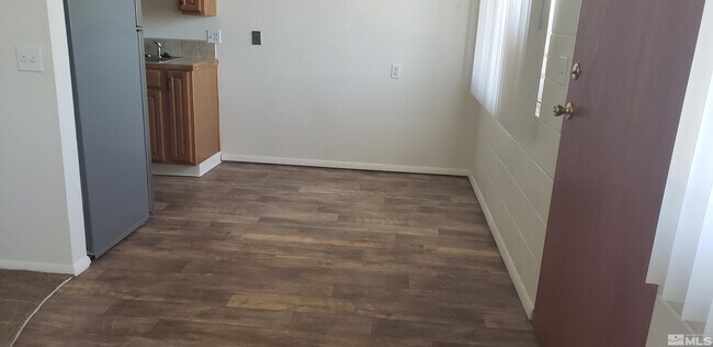 Building Photo - 565 Roberts St