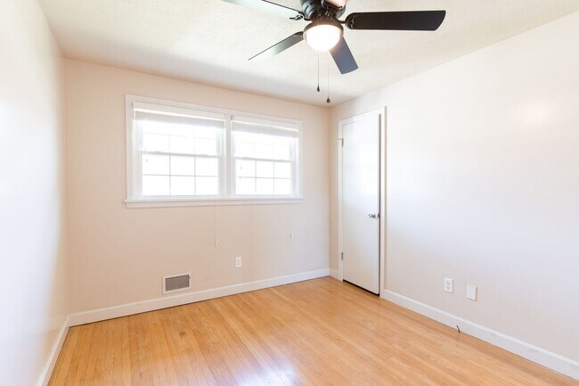 Building Photo - Welcome to this charming 3-bedroom, 2 full...