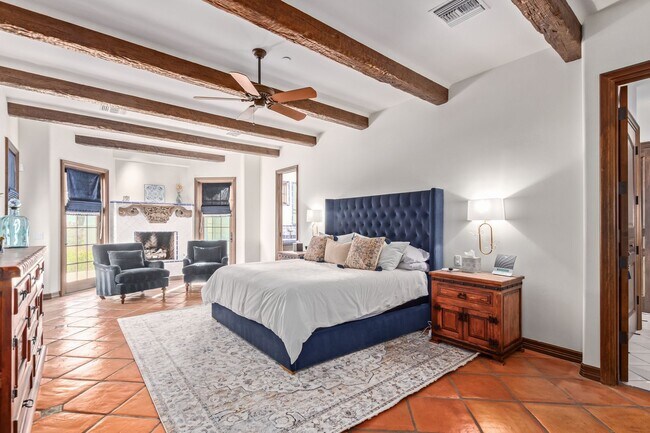 Building Photo - MUST SEE!!! FULLY-FURNISHED LUXURIOUS 6 Be...