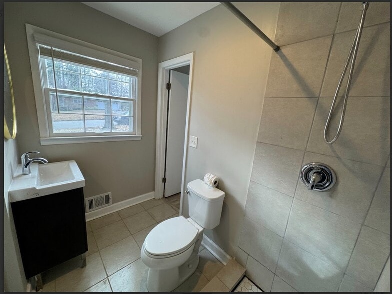 Jack & Jill-Full Bath - 2475 Freydale Rd SE