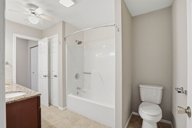 Building Photo - Stunning 3 Bedroom Townhome !