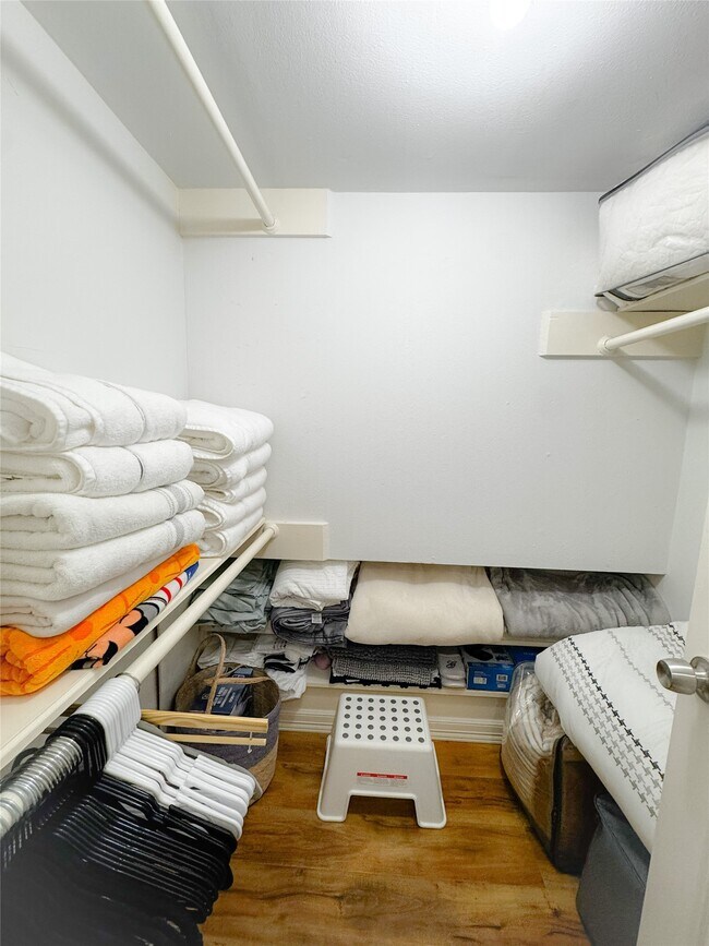 Building Photo - 637 S Ripple Creek Dr