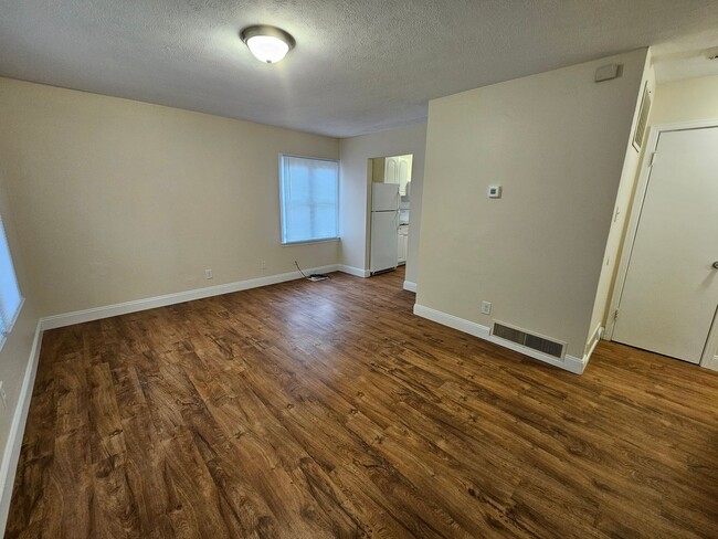 Building Photo - 2 bed, 1 bath, close to ND