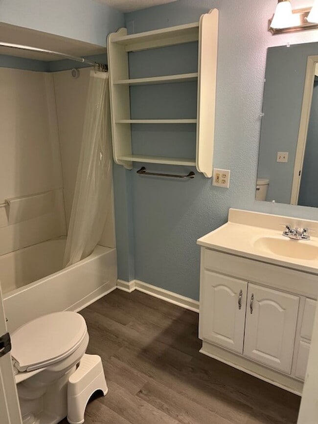 Building Photo - Lovely 5-bedroom, 2-1/2 bath home.  Centrally-located in Longmont with convenient access to shopp...