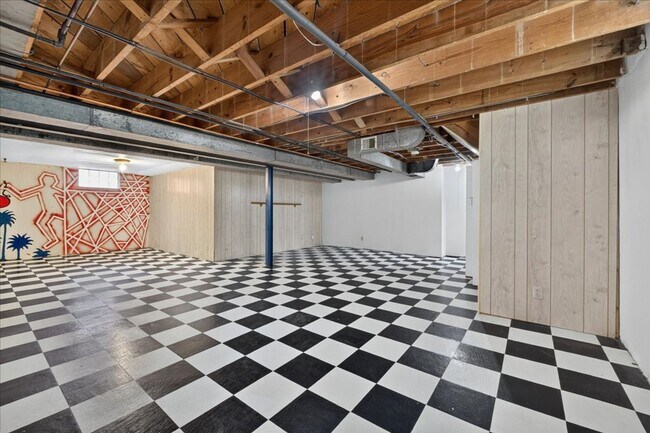 Building Photo - 5907-5909-5909 Jamieson Ave