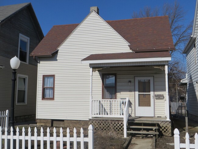 Building Photo - February - One Bedroom Cottage House in the Heart of Downtown (West Central, Downtown)