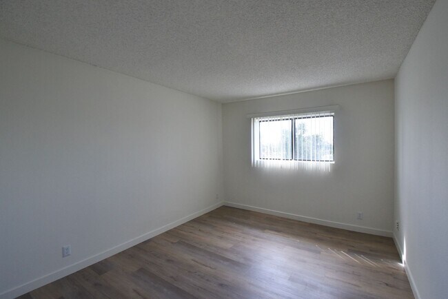Building Photo - 17122 Chatsworth St