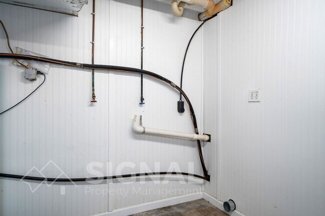 Building Photo - 2817 Altadena S Way