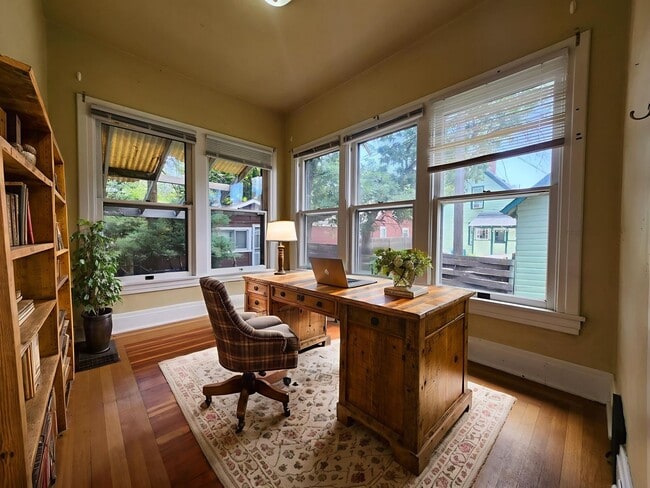Building Photo - Victorian Home Downtown – Available NOW