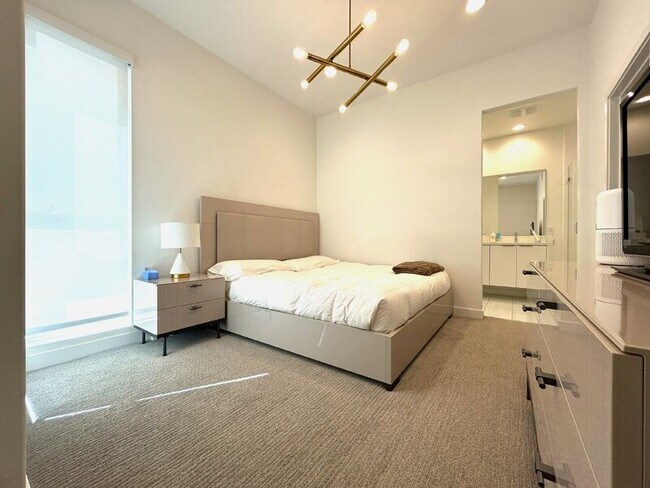 Building Photo - 10917 1/2 Otsego St