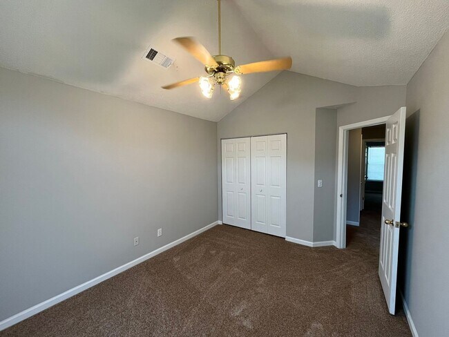 Building Photo - Off Hunter Rd! New Flooring and New Paint