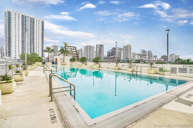 Building Photo - 10 SW South River Dr