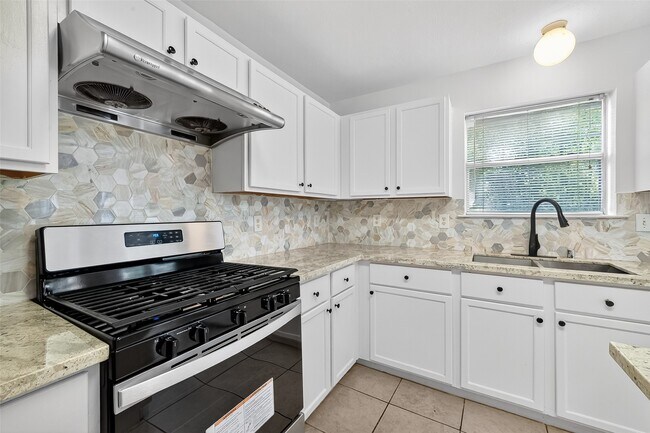 Building Photo - 8366 Golf Green Cir