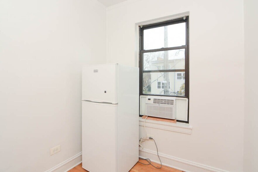 Building Photo - 4856 N Damen Ave