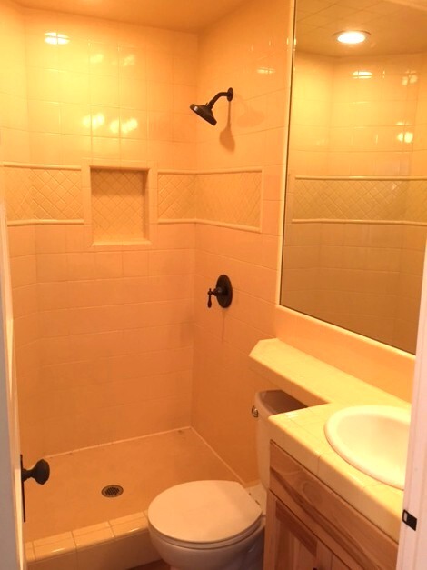 Cottage Bathroom - 871 A Dowdell Ln