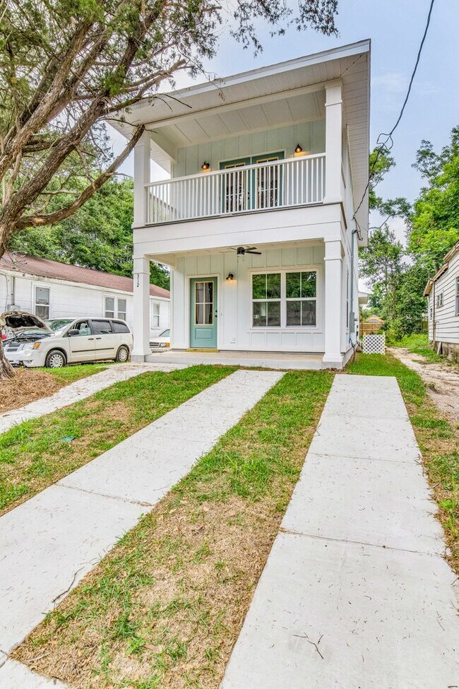 Building Photo - 312 E Blount St