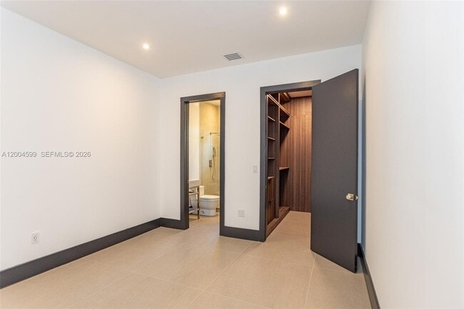 Building Photo - 2440 N Shore Terrace