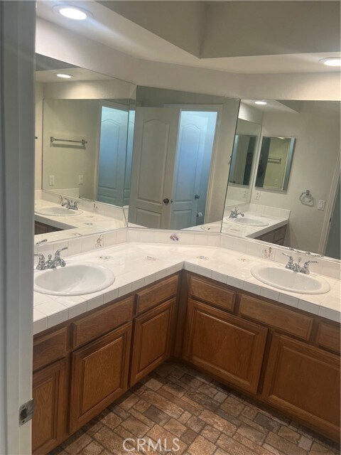 Building Photo - 5018 Evanwood Ave