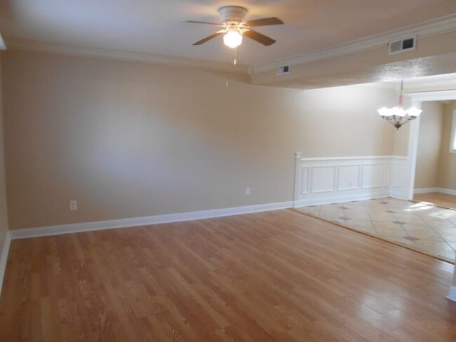 Building Photo - 2 bedroom townhome blocks from the beach.