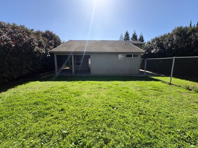 Building Photo - SE Visalia Cul-de-sac Home Available Now!