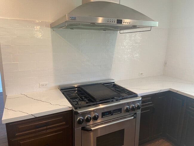 Building Photo - Beautiful, Updated 3 Bed/2 Bath in Highly Desired San Carlos!