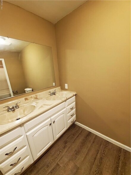 Building Photo - 1536 W 40th St