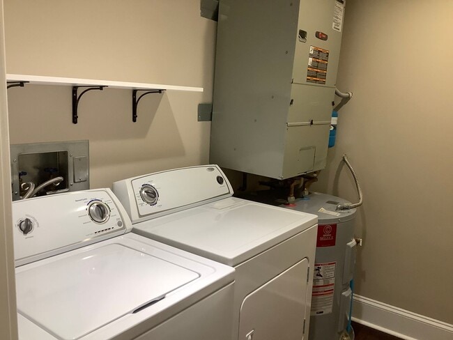 Building Photo - Newly Renovated! Music Row Gated Condo