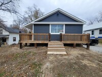 Building Photo - Centrally Located 1-3BR House