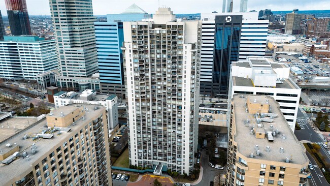 Building Photo - 45 River Dr S