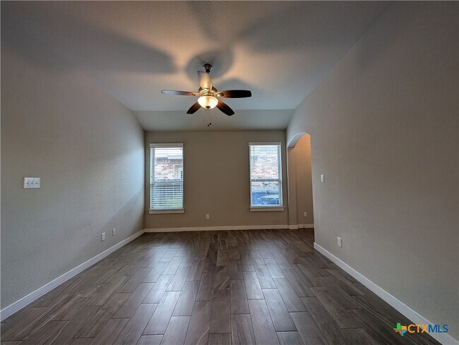 Building Photo - 549 Creekside Frst