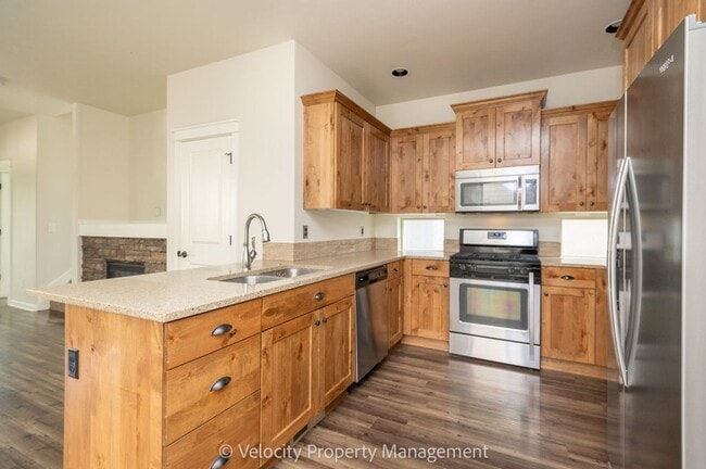 Building Photo - Lovely 3 bedroom, 2.5 bathroom home plus a...