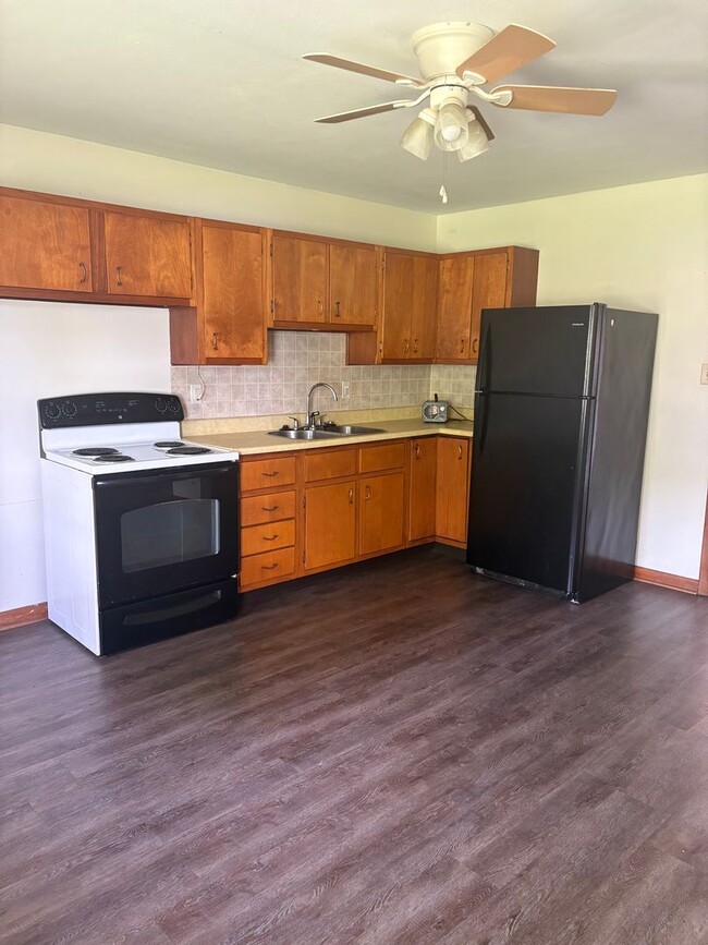Building Photo - 808 S Bentley St