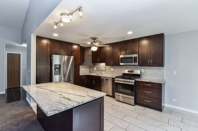 Building Photo - 1587 Stonehill Ct