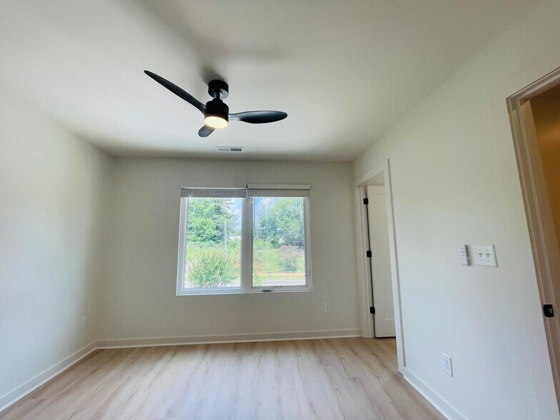 Building Photo - 4444 W Tyvola Rd