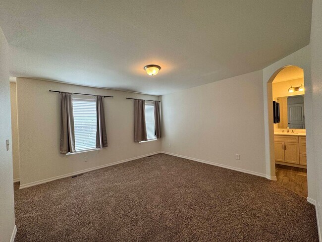 Building Photo - Like new 3 bedroom w/ basement in Enclaves...
