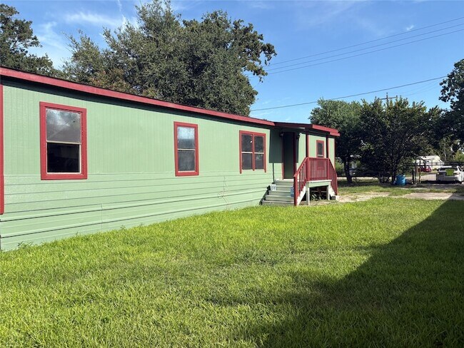 Building Photo - 16211 N Shore Dr