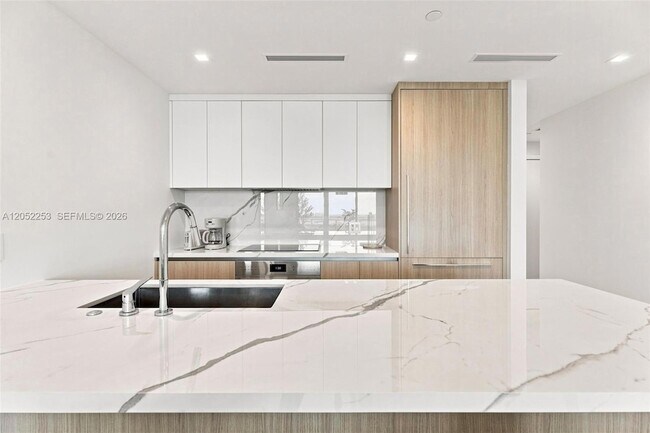 Building Photo - 2411 Laguna Cir
