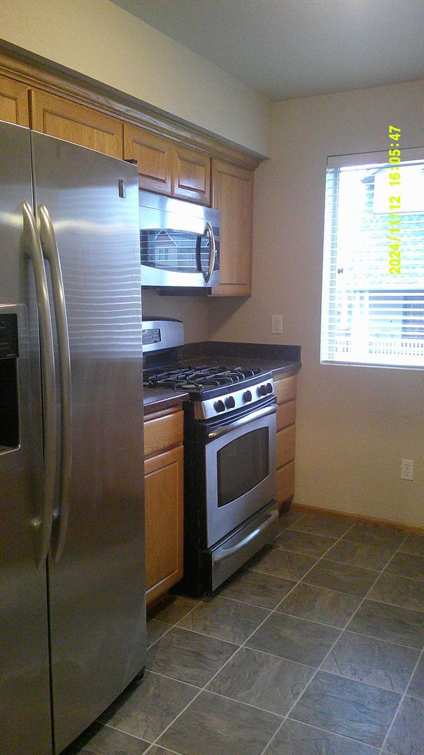 Building Photo - MOVE IN SPECIAL!! Spacious 3 bed 2.5 bath ...