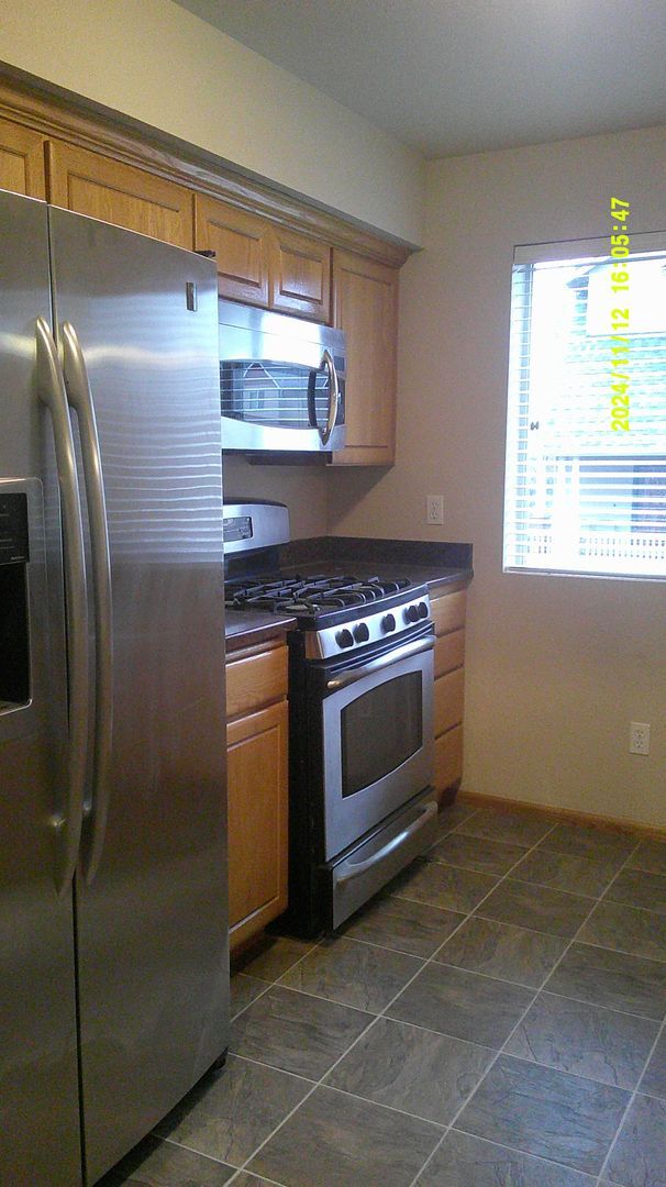 Building Photo - MOVE IN SPECIAL!! Spacious 3 bed 2.5 bath townhouse
