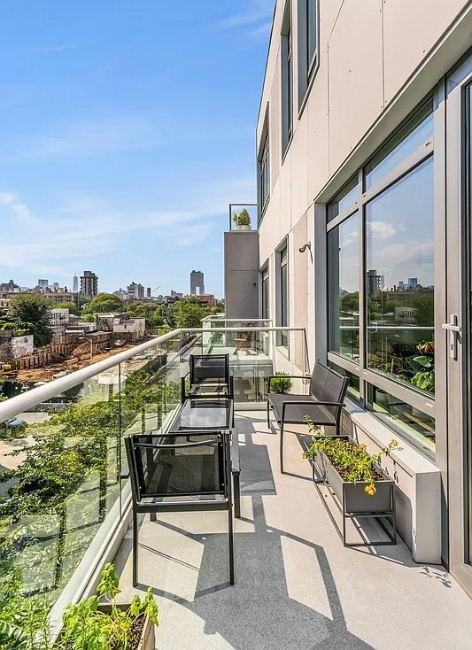 Building Photo - Mint condition south-facing one bedroom wi...