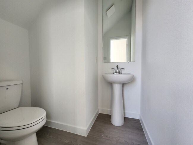 Building Photo - 5827 Linda Cv Ln