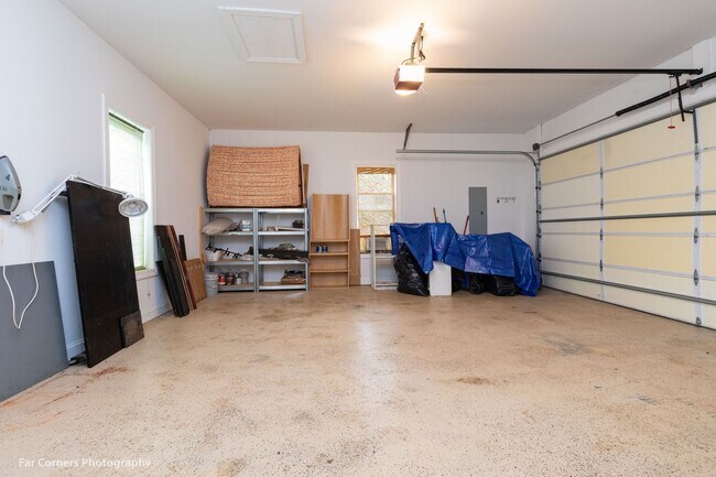 Building Photo - 370 Country Club Dr