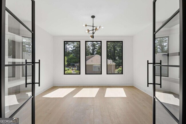 Building Photo - 1000 Clementstone Dr NE