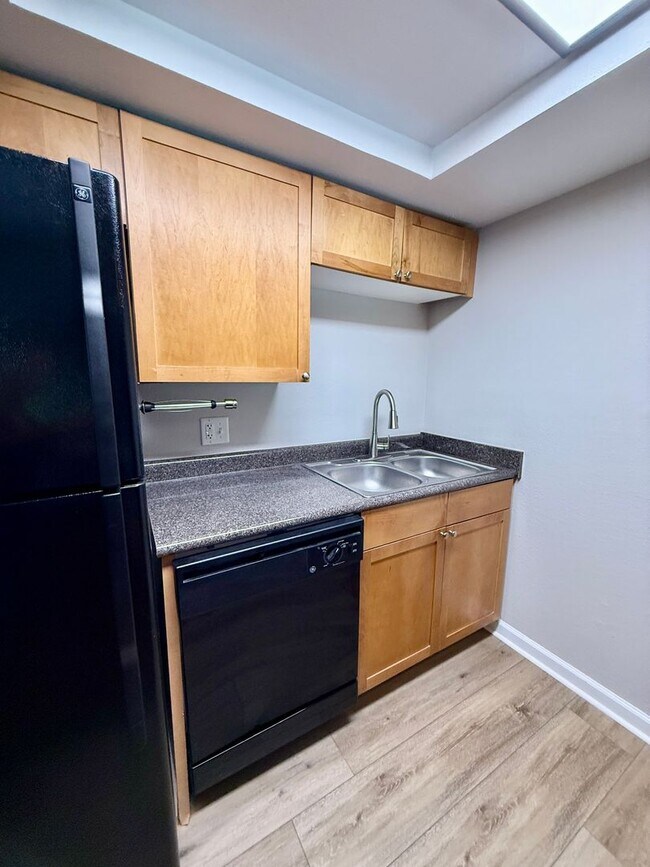 Building Photo - STRATFORD CONVENIENT 1/1 CONDO IN SEMINOLE...
