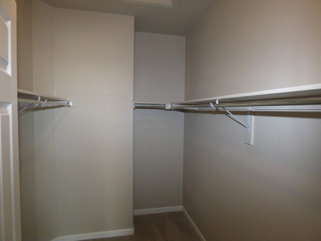 Building Photo - $0 DEPOSIT OPTION. 3 BED/2BATH END UNIT @ ...