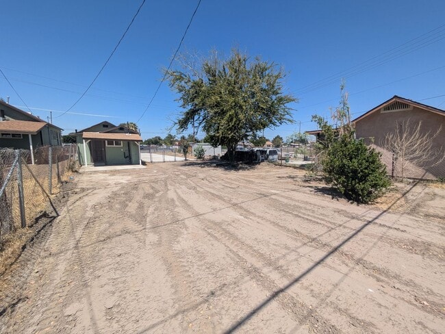 Building Photo - Cozy 1-Bed Home – Fenced Yard, Washer Hook...