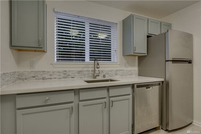 Building Photo - Charming condo at Echo Lake