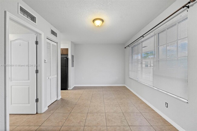 Building Photo - 13 S Royal Poinciana Blvd