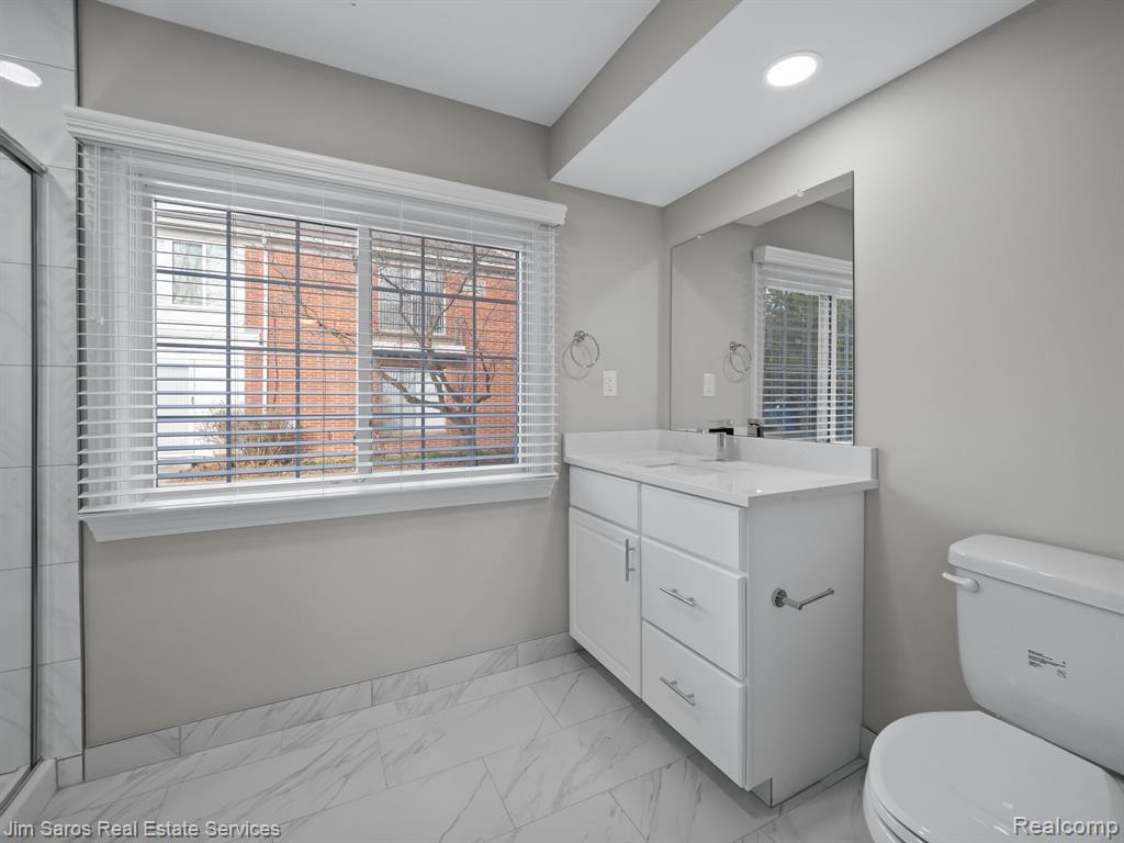 Building Photo - 895 Harcourt Rd