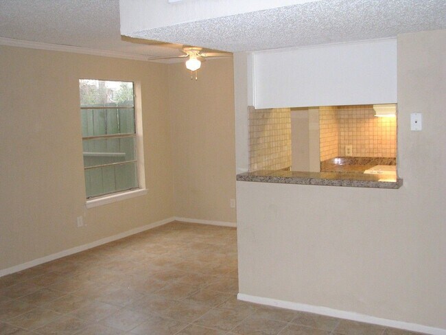 Building Photo - 8277 Kingsbrook Rd